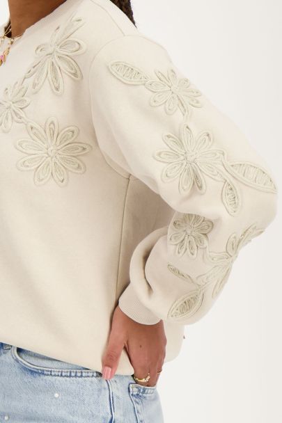 Beige sweatshirt with embroidered flowers