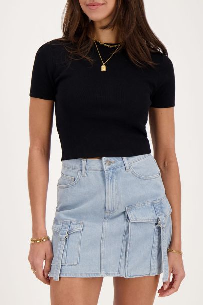 Black basic crop top with short sleeves