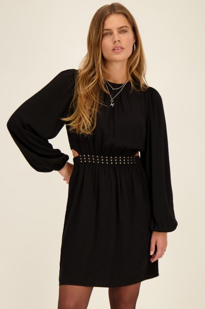 Zwarte jurk met studs en cut-out detail