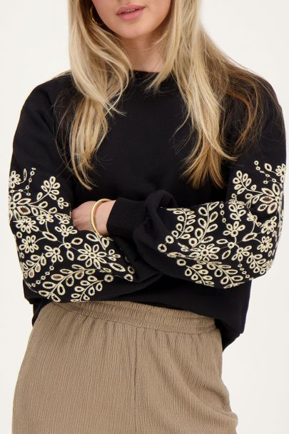 Black sweatshirt with crochet sleeves