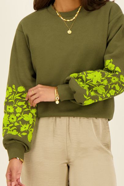 Groene sweater met geborduurde mouwen