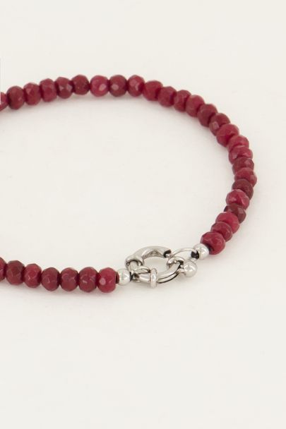 Beaded bracelet with silver clasp