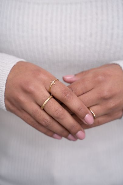 Minimalist ring with pearl