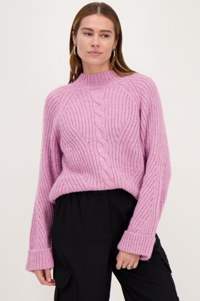 Roze trui met opgerolde mouwen