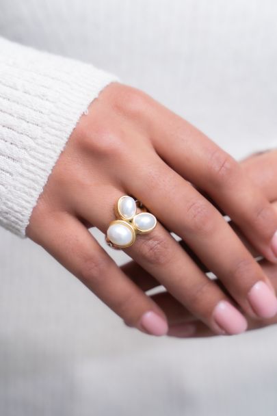 Statement ring with three pearls