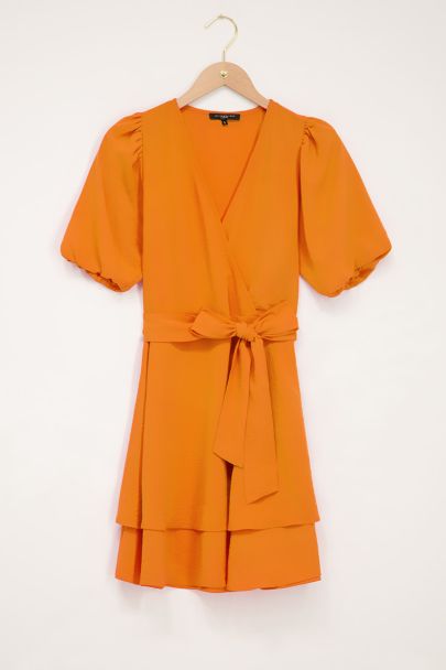 Oranje jurk met laagjes & pofmouw