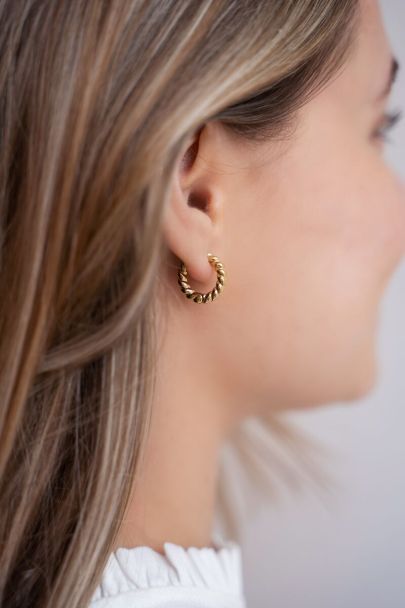Earring with twisted detail 