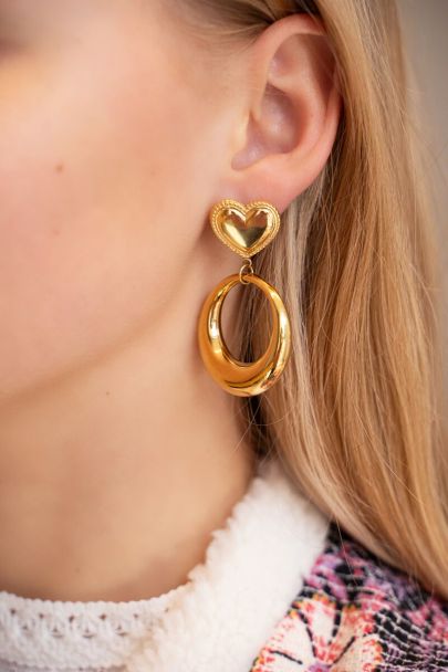 Round earrings with heart