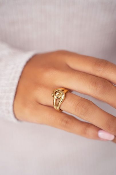 Iconic ring with knot
