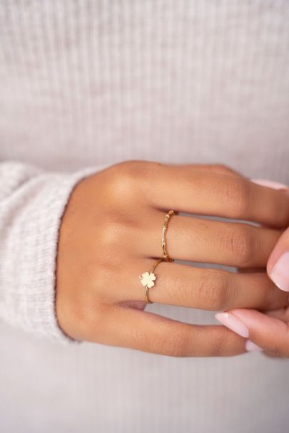 Ring with clover