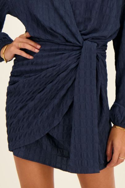 Robe portefeuille bleue en tissu gaufré