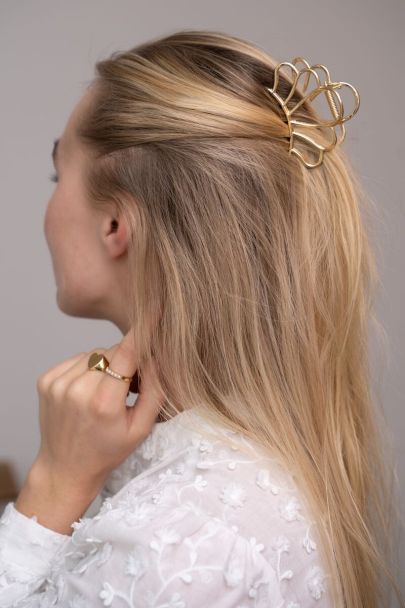 Gold seashell hairclip