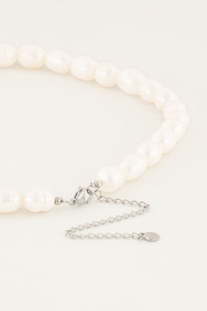 Necklace with large pearls