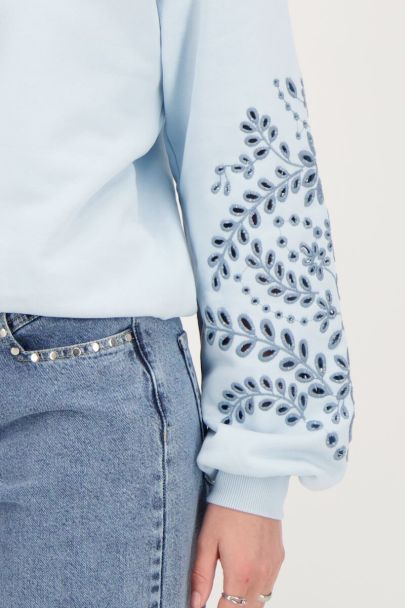 Lichtblauwe sweater met embroidery mouwen