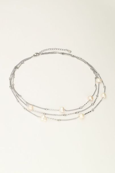 Necklace with three chains and pearls