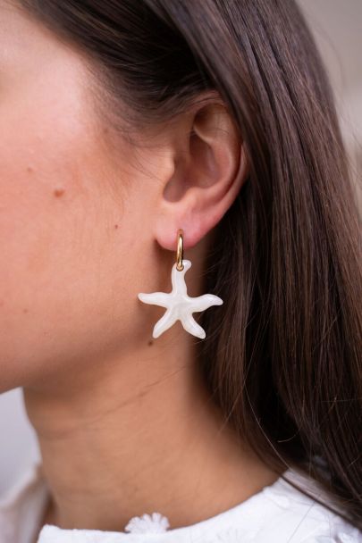 Ocean hoop earrings with small starfish beige
