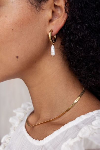 Hoop earrings with two different pearls