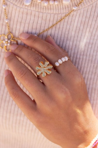 Statement ring with flower