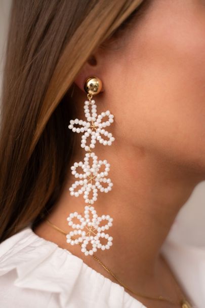 Statement earrings with 3 white flowers