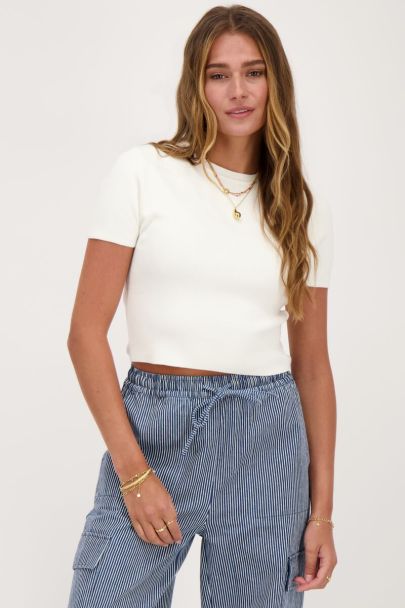 White basic crop top with short sleeves