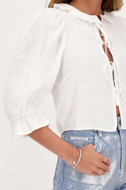 White top with bows and ruffled collar