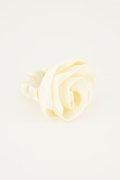 Chouchou blanc avec fleur