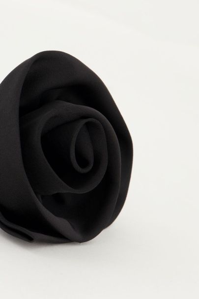 Chouchou noir avec fleur